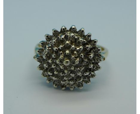 A 9ct gold and diamond cluster ring, 3.8g, O