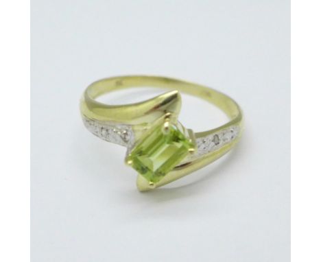 A 9ct gold, peridot and diamond ring, 1.2g, N/O