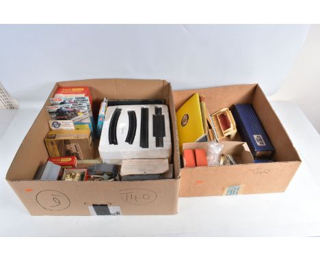 A QUANTITY OF ASSORTED MAINLY OO GAUGE MODEL RAILWAY LINESIDE ACCESSORIES AND BUILDINGS ETC., to include unboxed Hornby Dublo