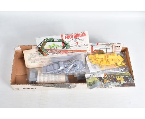 A COLLECTION OF UNBUILT VINTAGE HO &amp; OO GAUGE AIRFIX CONSTRUCTION KITS DATING FROM THE LATE 1950s TO EARLY 1960s IN SEALE