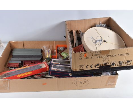 A QUANTITY OF BOXED AND UNBOXED OO GAUGE MODEL RAILWAY ROLLING STOCK, TRACK AND ACCESSORIES, assorted Bachmann, Hornby, Mainl