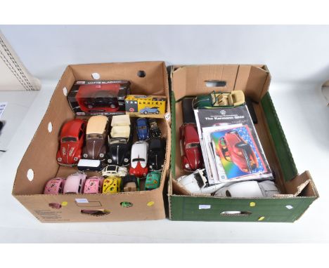A QUANTITY OF DIECAST BOXED AND UNBOXED VOLKSWAGEN BEETLES, a Maisto 1951 VW Cabriolet, a Bburago 1955 VW Beetle, a Vanguards