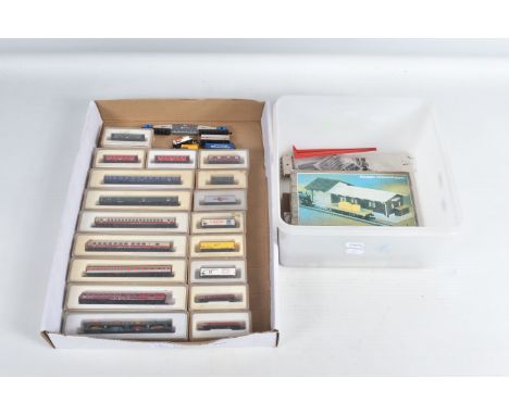 A QUANTITY OF BOXED MARKLIN MINI-CLUB Z GAUGE ROLLING STOCK, assorted D.B. coaching stock including Restaurant Cars, boxed Fr