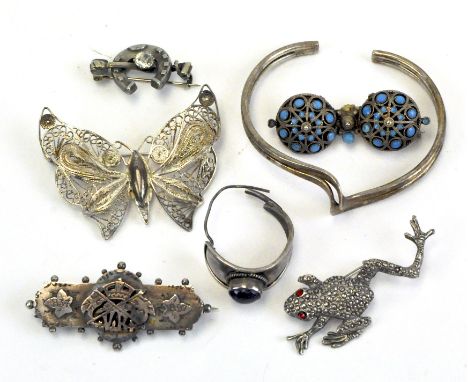 A collection of sterling silver and white metal jewellery items, including brooches, a 925 silver bangle and more 