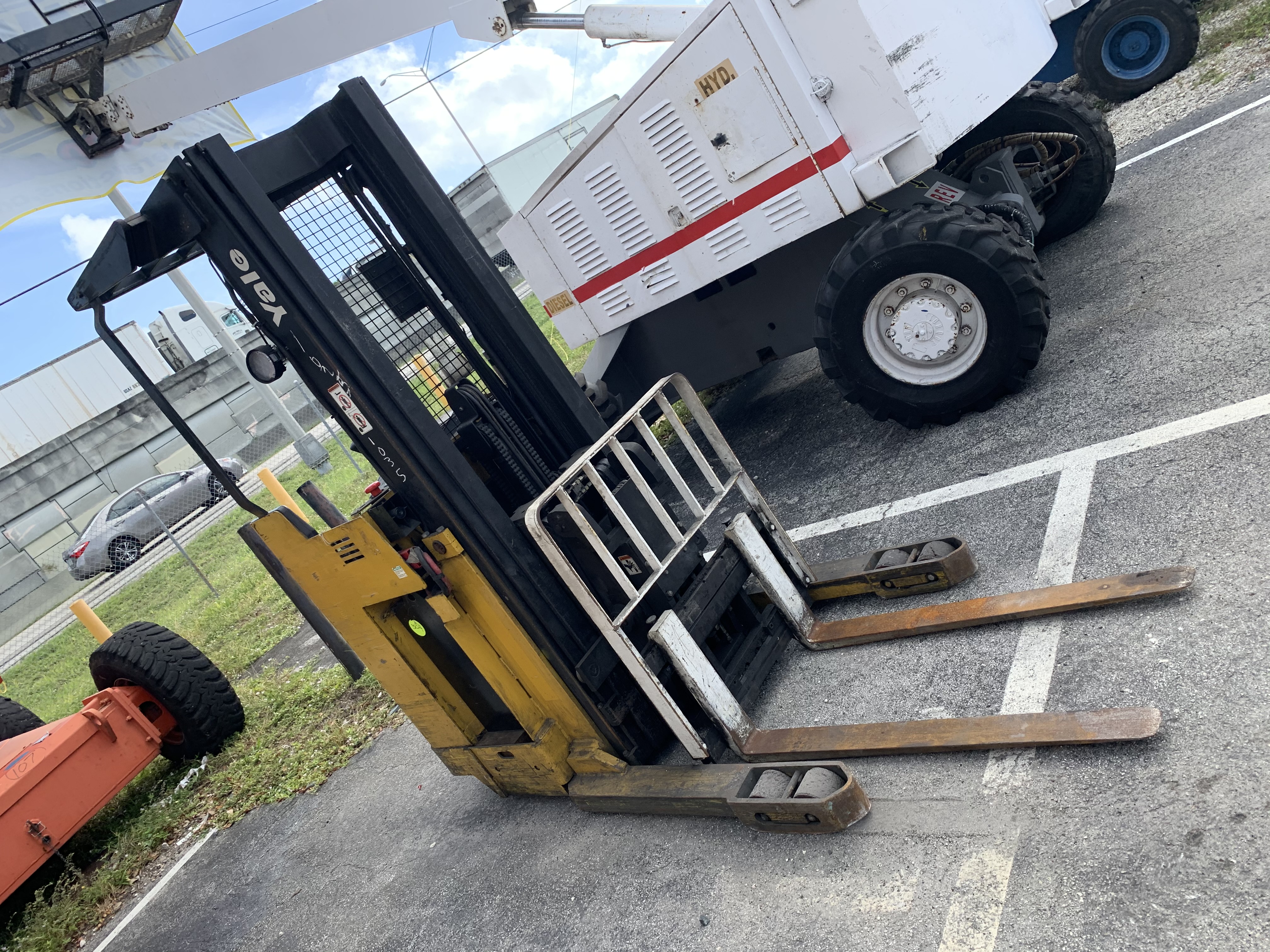YALE NDR030AENM24TE095 REACH TRUCK FORKLIFT ELECTRIC 3000LB 