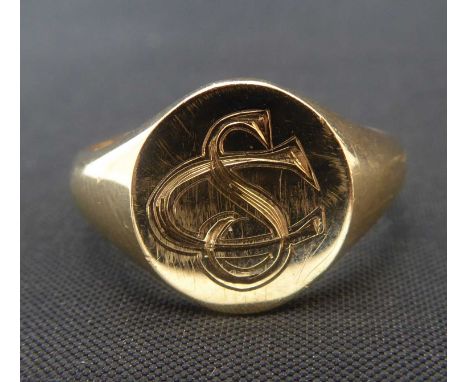 A 9ct gold gentlemen's signet ring, the circular table engraved with initials 'SC', size R, approx. 4.5g.