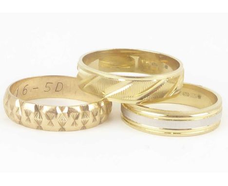 Three 9ct gold band rings of different designs, two size Q, one size M, combined approx. 7.8g.Qty: 3