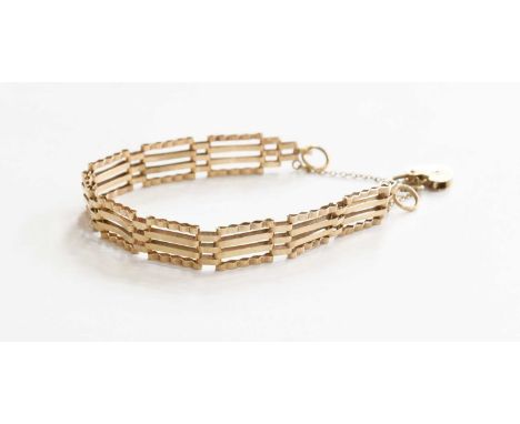 A 9 Carat Gold Gate Link Bracelet, with a heart shaped padlock clasp, length 18.8cmGross weight 7.3 grams.