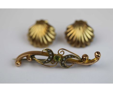 Edwardian peridot and seed pearl 9ct rose gold bar brooch, the central round mixed cut peridot collet set between seed pearl 