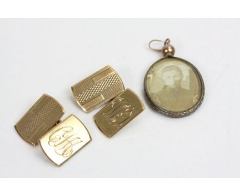 Pair of 9ct yellow gold chain link cufflinks, each bearing two rectangular panels, one engraved, the other with engine turned