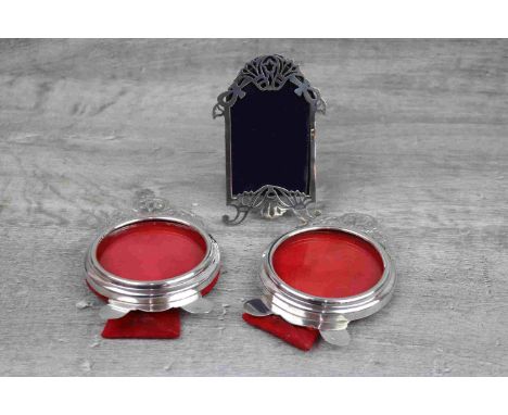 Pair of 20th Century Egyptian silver circular photograph frames with easel backs, rasied on foot with pierced cast foliate su