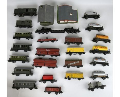 25 MÄRKLIN  WAGEN  H0, verschiedene Güterwagen: Shell, Esso, Jamaika-Bananen u.a., einige Personenwagen und Tender, sowie zwe