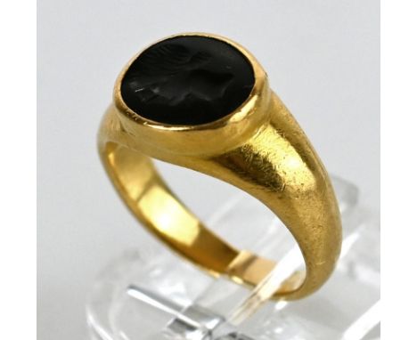 RING  Gemme mit tiefgeschnittenem, ovalem Portrait, Onyx in Gelbgold 900, 7,7g, Handarbeit, Gr. 46