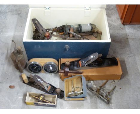 A quantity of tools including boxed Stanley No 6 plane, Record 043 plough plane, Stanley No 5 plane etc
