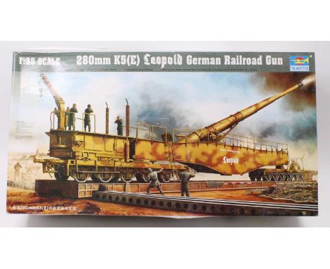 A Trumpeter No. 00207 1/35 scale plastic kit for a 280mm K5 Leopold German Railroad gun, as issued in the original cardboard 