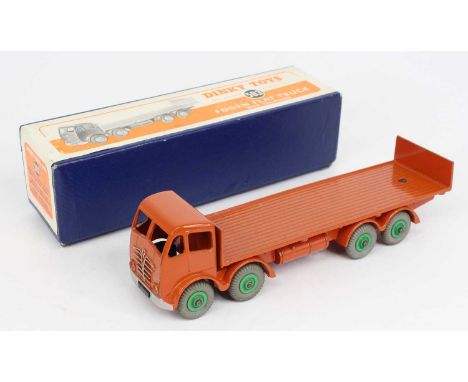 Dinky Toys, 903, Foden Flat Truck with Tailboard, 2nd type cab, orange cab, chassis and back, with green hubs, fitted with gr