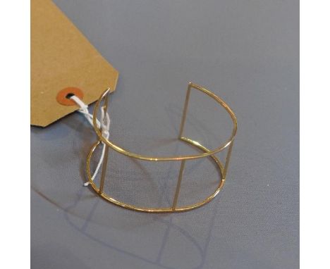 A 14k yellow gold bangle 