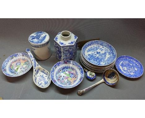 A Chinese blue and white porcelain tea caddie (missing lid), decorated with dragons and phoenixes, bears six character mark t