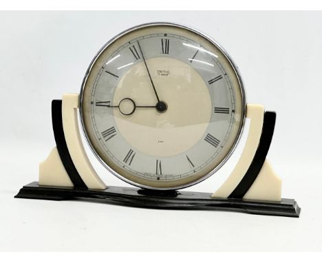 A vintage Smiths Art Deco mantle clock. 26.5x17cm 