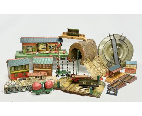 A good collection of early/mid 20th century Hornby Meccano train settings, carriages and tracks etc. 