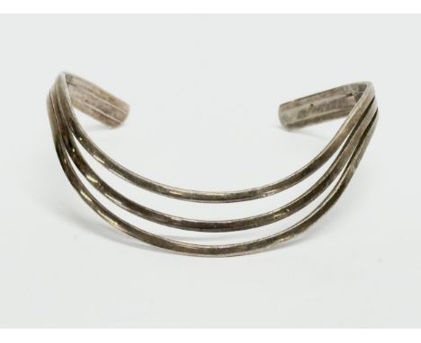 A 925 silver bangle. 12.31 grams. 6x6.5cm 