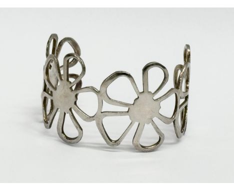 A 925 silver bangle. 26.12 grams. 6.5x5.5cm 