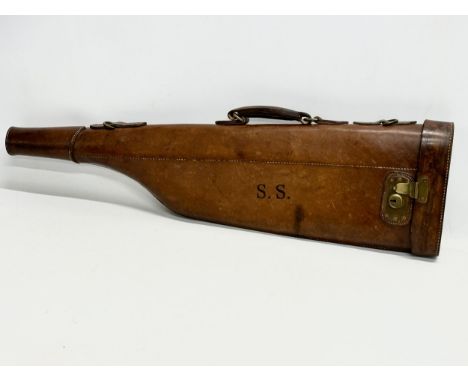 A vintage leather gun case. 80.5cm 