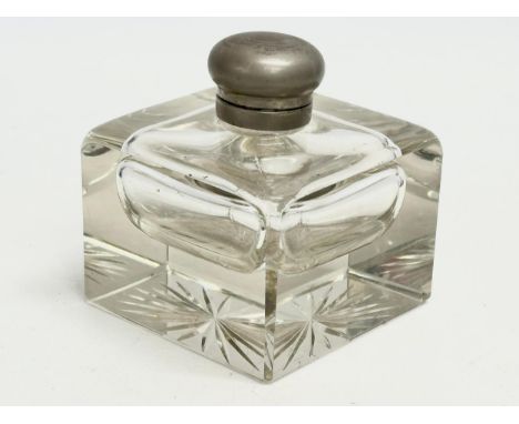 A large Victorian cut glass inkwell. 10.5x10.5x11cm 