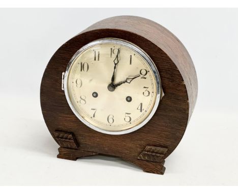 A vintage Art Deco oak cased mantle clock. With pendulum. 25x12x24cm 