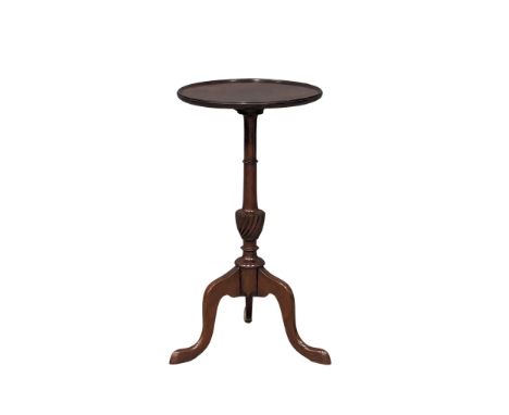 A good quality vintage mahogany pedestal wine table. 59cm 