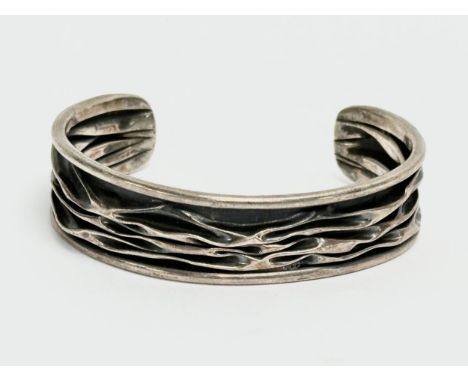 A 925 silver bangle. 21.82 grams. 6.3x5cm 