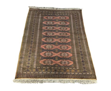 A good quality vintage Middle Eastern rug. 190x126cm 