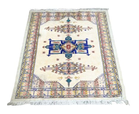 A vintage Middle Eastern rug. 195x138cm 