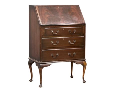 A vintage Georgian style mahogany writing bureau. 64x41x103cm (5) 