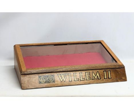 A vintage oak tabletop display case. 67x46x18cm 