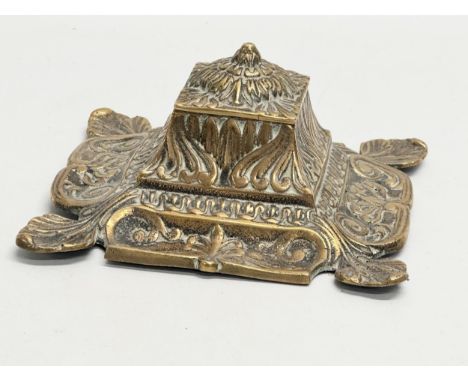 An early 20th century ornate brass inkwell with liner. 16x16x8cm 
