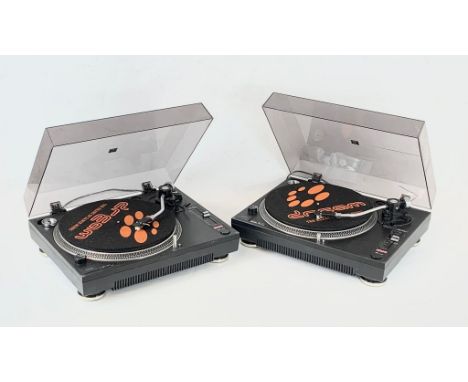 A pair of vintage Kam DDX 580 turntable record players. 44.5 x 34.5 x 14.5cm 