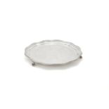 AN EDWARDIAN SILVER SHAPED CIRCULAR SALVER
