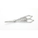 A PAIR OF VICTORIAN SILVER GRAPE SCISSORS