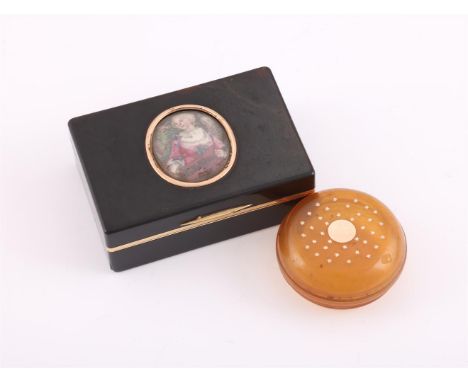 
	
		Y&nbspA TORTOISESHELL RECTANGULAR BOX
		18TH CENTURY
		The cover inset with an oval portrait miniature
		7.5cm (3in) lon