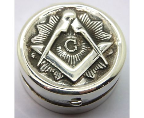 925 silver pill box with Masonic decoration, D: 28 mm, 13g. P&amp;P Group 1 (£14+VAT for the first lot and £1+VAT for subsequ