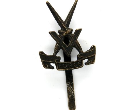 WWII British V Force cap badge. P&amp;P Group 1 (£14+VAT for the first lot and £1+VAT for subsequent lots) 