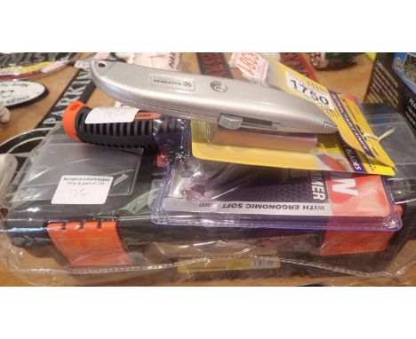 New small toolbox stubby claw hammer, Stanley retractable knife and twenty blades. P&amp;P Group 3 (£25+VAT for the first lot