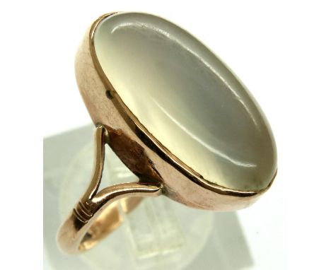 9ct gold and cabochon moonstone solitaire ring, size Q/R, 4.9g. No major flaws to stone, would benefit from a clean. P&amp;P 