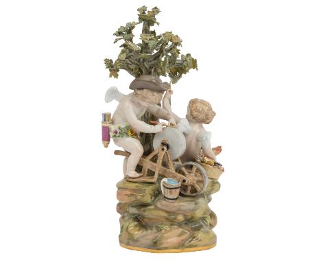 MEISSEN 'Amor beim Schleifen seiner Liebespfeile', 2. Wahl, 1860-1924. Zwei Amoretten auf einem felsigen Natursockel unter ei