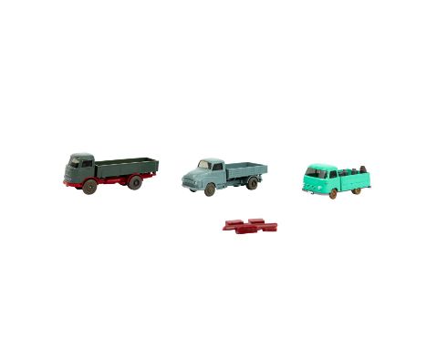 WIKING 3-tlg Konvolut Pritschenwagen im Maßstab 1:87, 1958-65, bestehend aus dunkelresedagrünem Mercedes LKW LP 321 mit rotem