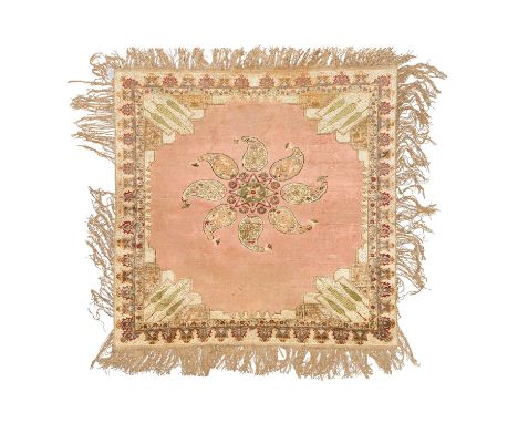 Geknüpfte Fransendecke. wohl KAYSERI/TÜRKEI, um 1850-1900, 147x146 cm. Das unifarbene, roséfarbene Mittelfeld ist abgesehen v