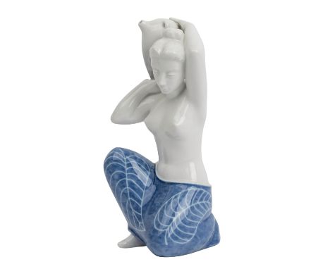 ROYAL COPENHAGEN 'Frau mit Wasserkrug', 1962. Weißporzellan partiell blau gefasst, kniende Frau mit entblößtem Oberjkörper, ü