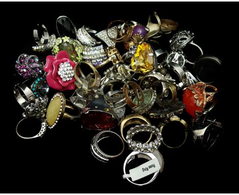 Costume Jewellery - A large quantity of dress rings, including a comet and star crossover ring; and one formed as a frog, 450