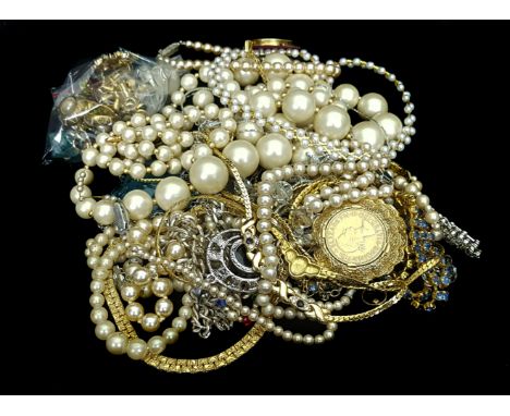 Costume Jewellery - A quantity of costume jewellery including five pairs of vintage and modern clip on earrings; a yellow met